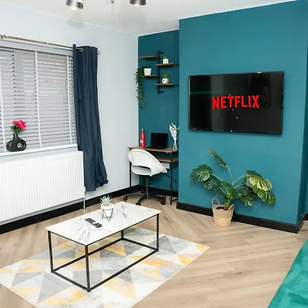 A Modern Close To Centre With Parking Apartment