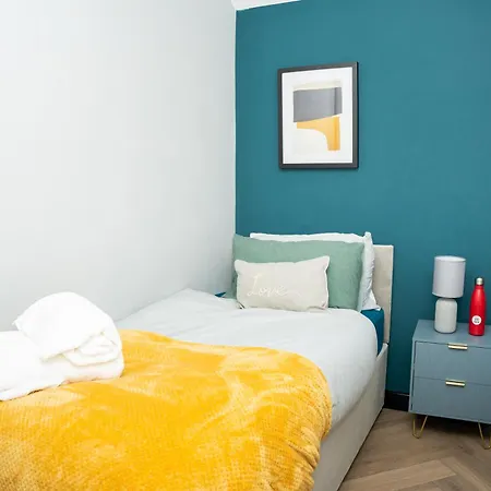 A Modern Close To Centre With Parking Leeds (West Yorkshire)
