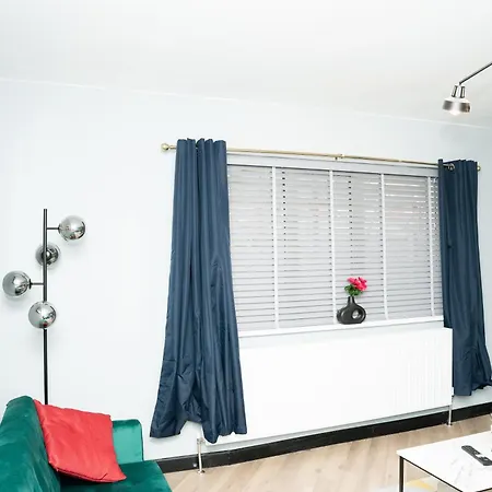 A Modern Close To Centre With Parking Apartment *