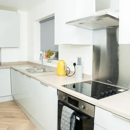 A Modern Close To Centre With Parking Apartment *