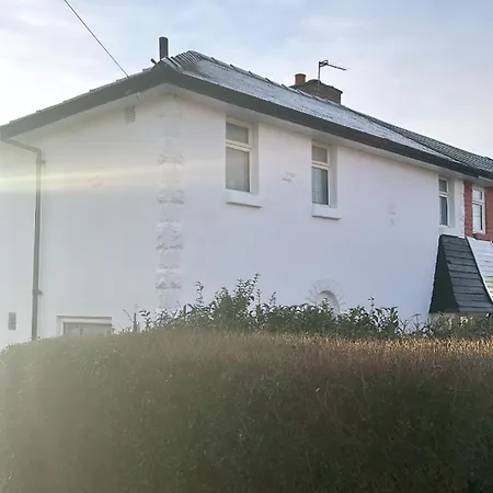 A Modern Close To Centre With Parking *