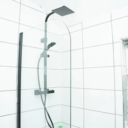 A Modern Close To Centre With Parking Leeds (West Yorkshire)